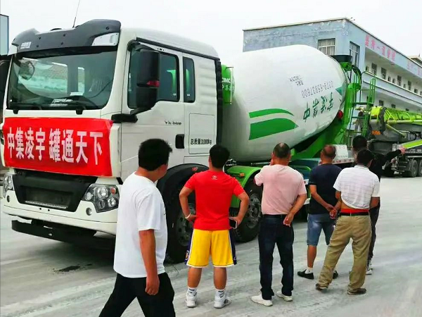 開攤啦！凌宇攪拌車“擺攤兒”湖北，客戶當(dāng)場下單！